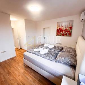 Crikvenica, samostojeća kuća s bazenom i pogledom na more