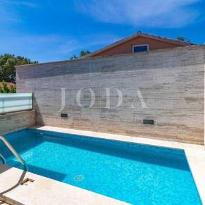 Crikvenica, stan 20 metara od mora sa bazenom