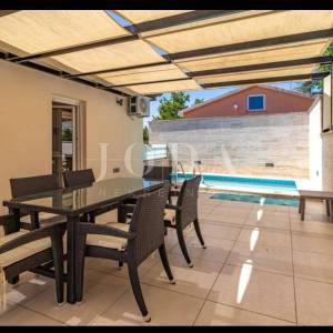 Crikvenica, stan 20 metara od mora sa bazenom