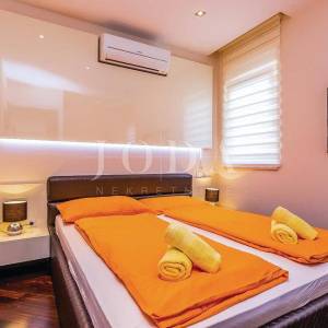 Crikvenica, stan 20 metara od mora sa bazenom