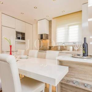 Crikvenica, stan 20 metara od mora sa bazenom