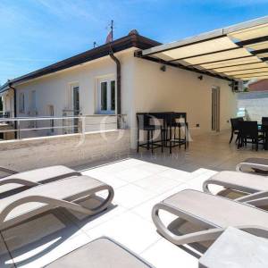 Crikvenica, stan 20 metara od mora sa bazenom