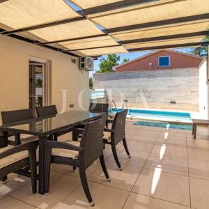 Crikvenica, stan 20 metara od mora sa bazenom