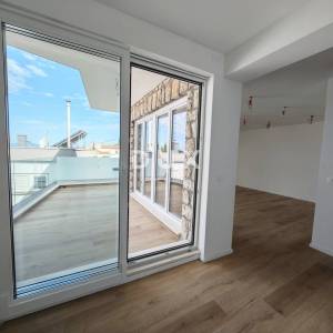 CRIKVENICA - trosoban stan s garažom, 130 m od mora