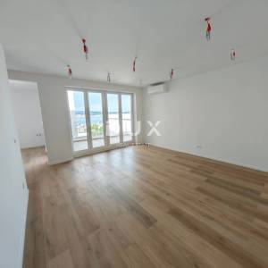 CRIKVENICA - trosoban stan s garažom, 130 m od mora