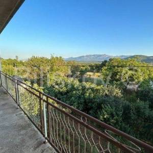 Dicmo, samostojeća obiteljska kuća