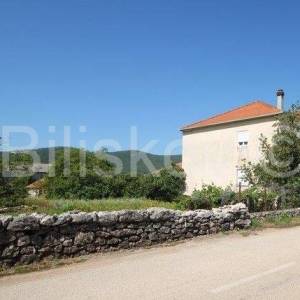 Dicmo, samostojeća obiteljska kuća