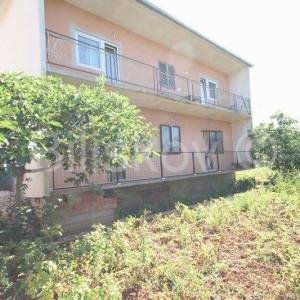 Dicmo, samostojeća obiteljska kuća