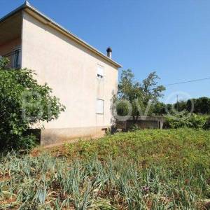 Dicmo, samostojeća obiteljska kuća