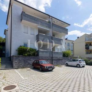 Dramalj – stan s ograđenom natkrivenom terasom