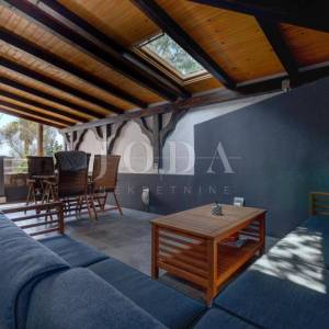 Dramalj – stan s ograđenom natkrivenom terasom