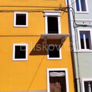 DRNIŠ, KUĆA U NIZU, POVOLJNO!! ZA STANOVE ILI DOM ZA STARIJE