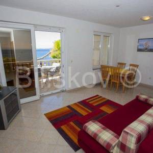 Drvenik, apartmanska zgrada s 14 jedinica