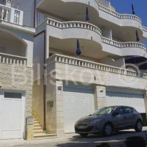 Drvenik, apartmanska zgrada s 14 jedinica