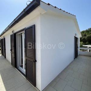 Drvenik Veliki, dvije kuće 80m od mora, prodaja