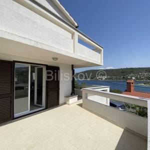 Drvenik Veliki, dvije kuće 80m od mora, prodaja