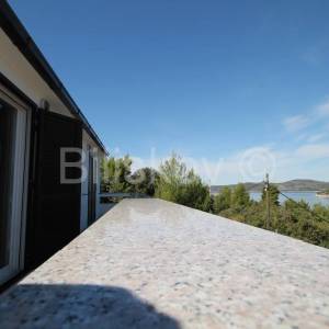 Drvenik Veliki, dvije kuće 80m od mora, prodaja