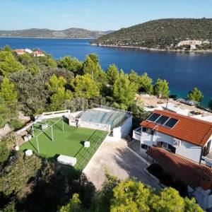 Drvenik Veliki, dvije kuće 80m od mora, prodaja