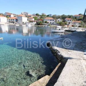 Drvenik Veliki, dvije kuće 80m od mora, prodaja