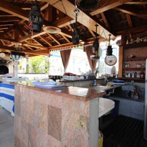 Dugi Rat, Jesenice prodaja kuća 7 stanova, bazen, garaža