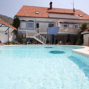 Dugi Rat, Jesenice prodaja kuća 7 stanova, bazen, garaža