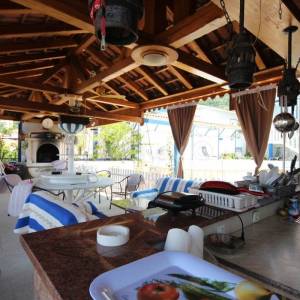 Dugi Rat, Jesenice prodaja kuća 7 stanova, bazen, garaža