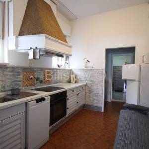 Dugi Rat, Jesenice prodaja kuća 7 stanova, bazen, garaža