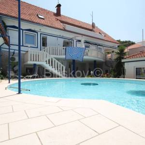 Dugi Rat, Jesenice prodaja kuća 7 stanova, bazen, garaža