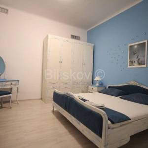 Dugi Rat, Jesenice prodaja kuća 7 stanova, bazen, garaža