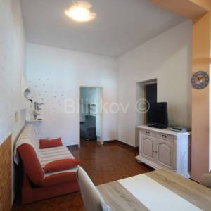 Dugi Rat, Jesenice prodaja kuća 7 stanova, bazen, garaža