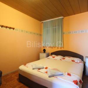 Dugi Rat, Jesenice prodaja kuća 7 stanova, bazen, garaža