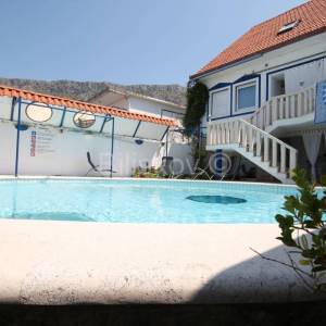 Dugi Rat, Jesenice prodaja kuća 7 stanova, bazen, garaža