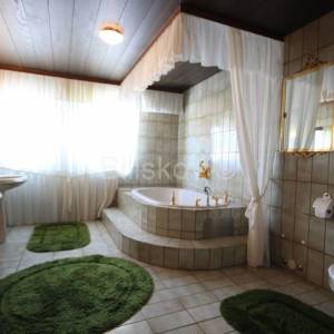 Dugi Rat, Jesenice prodaja kuća 7 stanova, bazen, garaža