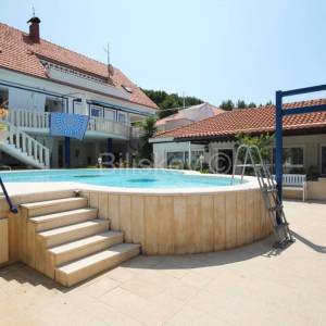 Dugi Rat, Jesenice prodaja kuća 7 stanova, bazen, garaža