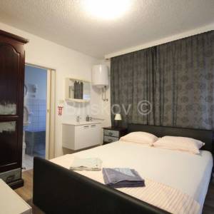 Dugi Rat, Jesenice prodaja kuća 7 stanova, bazen, garaža