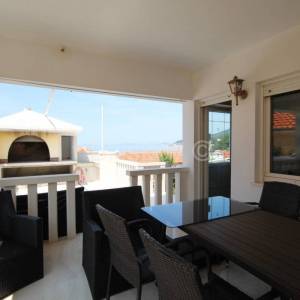 Dugi Rat, Jesenice prodaja kuća 7 stanova, bazen, garaža