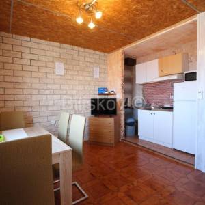 Dugi Rat, Jesenice prodaja kuća 7 stanova, bazen, garaža