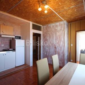 Dugi Rat, Jesenice prodaja kuća 7 stanova, bazen, garaža