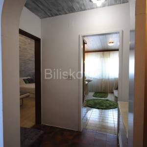 Dugi Rat, Jesenice prodaja kuća 7 stanova, bazen, garaža