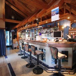 Dugi Rat, Jesenice prodaja kuća 7 stanova, bazen, garaža