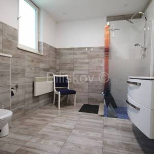 Dugi Rat, Jesenice prodaja kuća 7 stanova, bazen, garaža