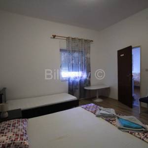 Dugi Rat, Jesenice prodaja kuća 7 stanova, bazen, garaža