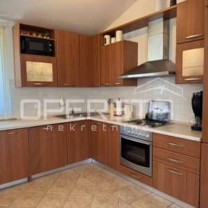 Dvije u jednoj — vila okrenuta prema suncu s bazenom.