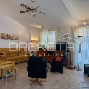 Dvije u jednoj — vila okrenuta prema suncu s bazenom.