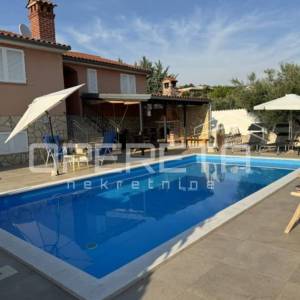 Dvije u jednoj — vila okrenuta prema suncu s bazenom.