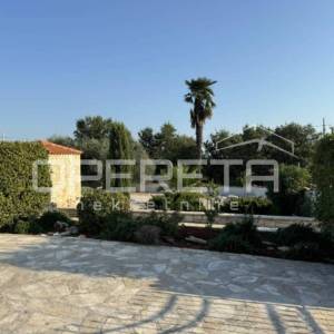 Dvije u jednoj — vila okrenuta prema suncu s bazenom.