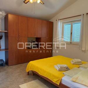 Dvije u jednoj — vila okrenuta prema suncu s bazenom.