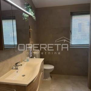 Dvije u jednoj — vila okrenuta prema suncu s bazenom.