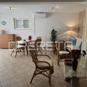 Dvije u jednoj — vila okrenuta prema suncu s bazenom.