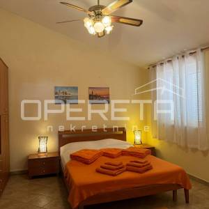 Dvije u jednoj — vila okrenuta prema suncu s bazenom.